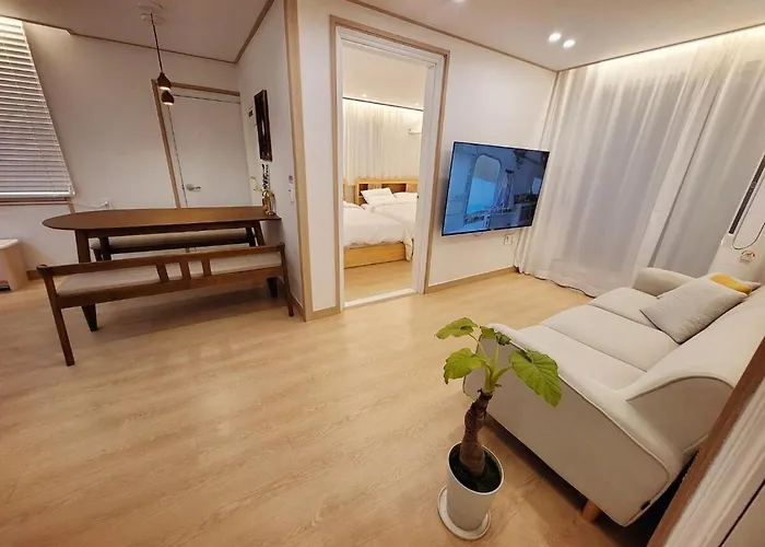 Hongik Station 3 Bedroom 아파트